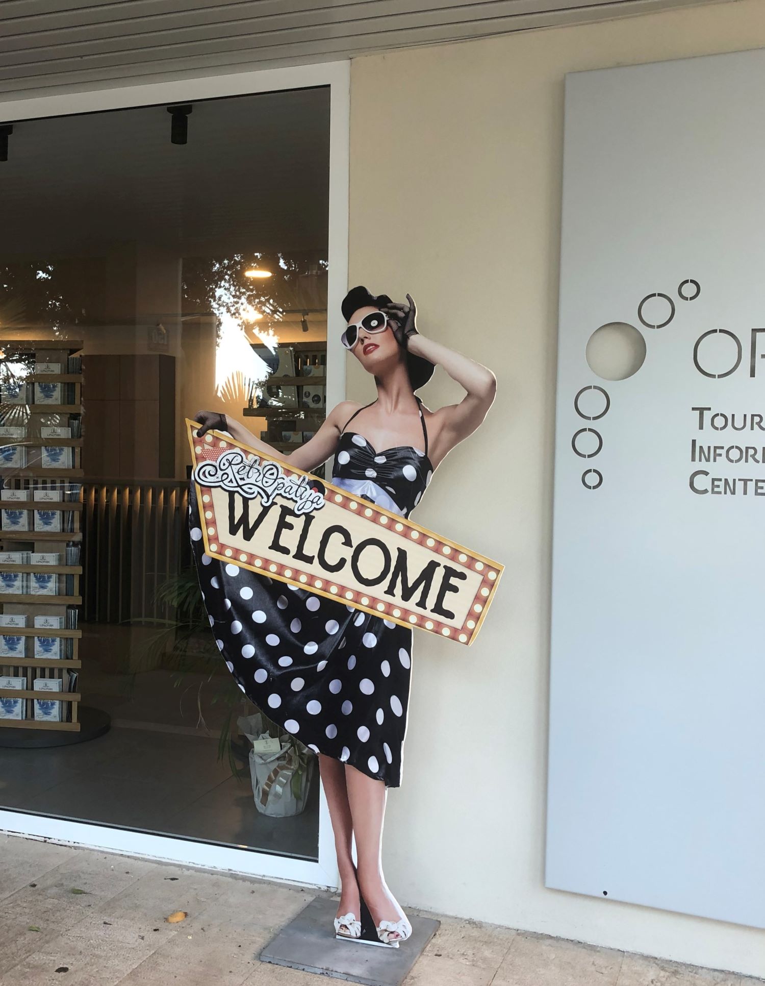Schaufensterpuppe mit Welcome Schild vor der Touristeninformation in Opatija Kroatien