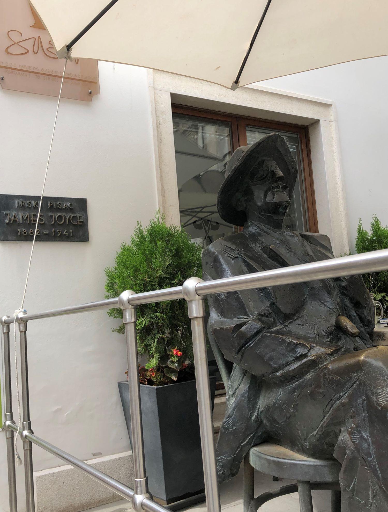 sitzende Statue des Schriftstellers James Joyce am Tisch der Ulik Kaffeebar des kroatischen Bildhauers Mate Čvrljak 
