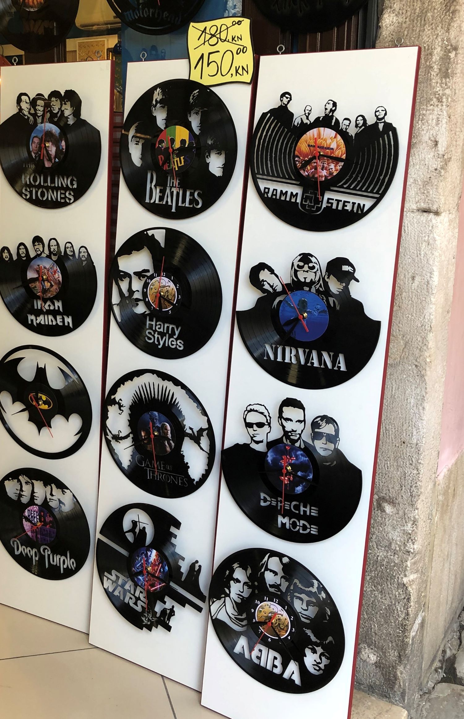 Uhren aus Vinyl-Schallplatten in einem Souvenirladen in der Altstadt 