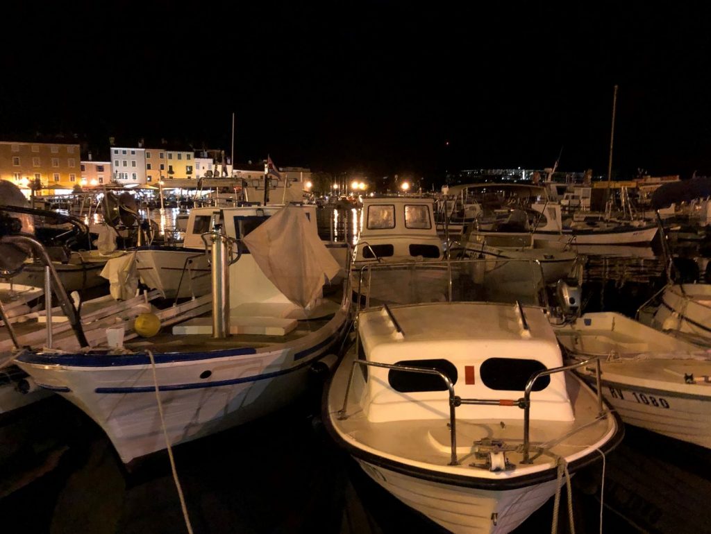 Boote am Hafen in der Altstadt bei Nacht