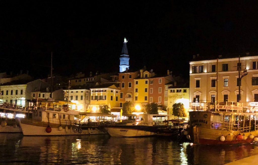 beleuchteter Hafen bei Nacht in Rovinj 