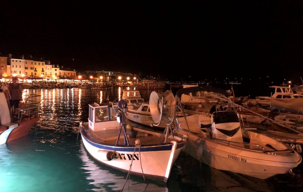 Noch mehr Boote am Hafen in der Altstadt von Rovinij bei Nacht