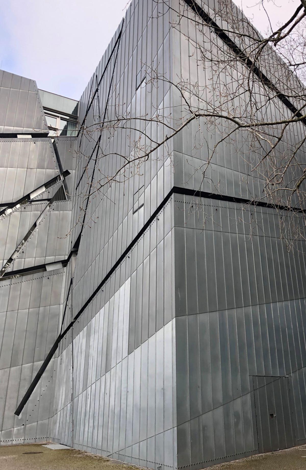 Titanzink-Fassade des Libeskind-Bau des Jüdischen Museums in Berlin
