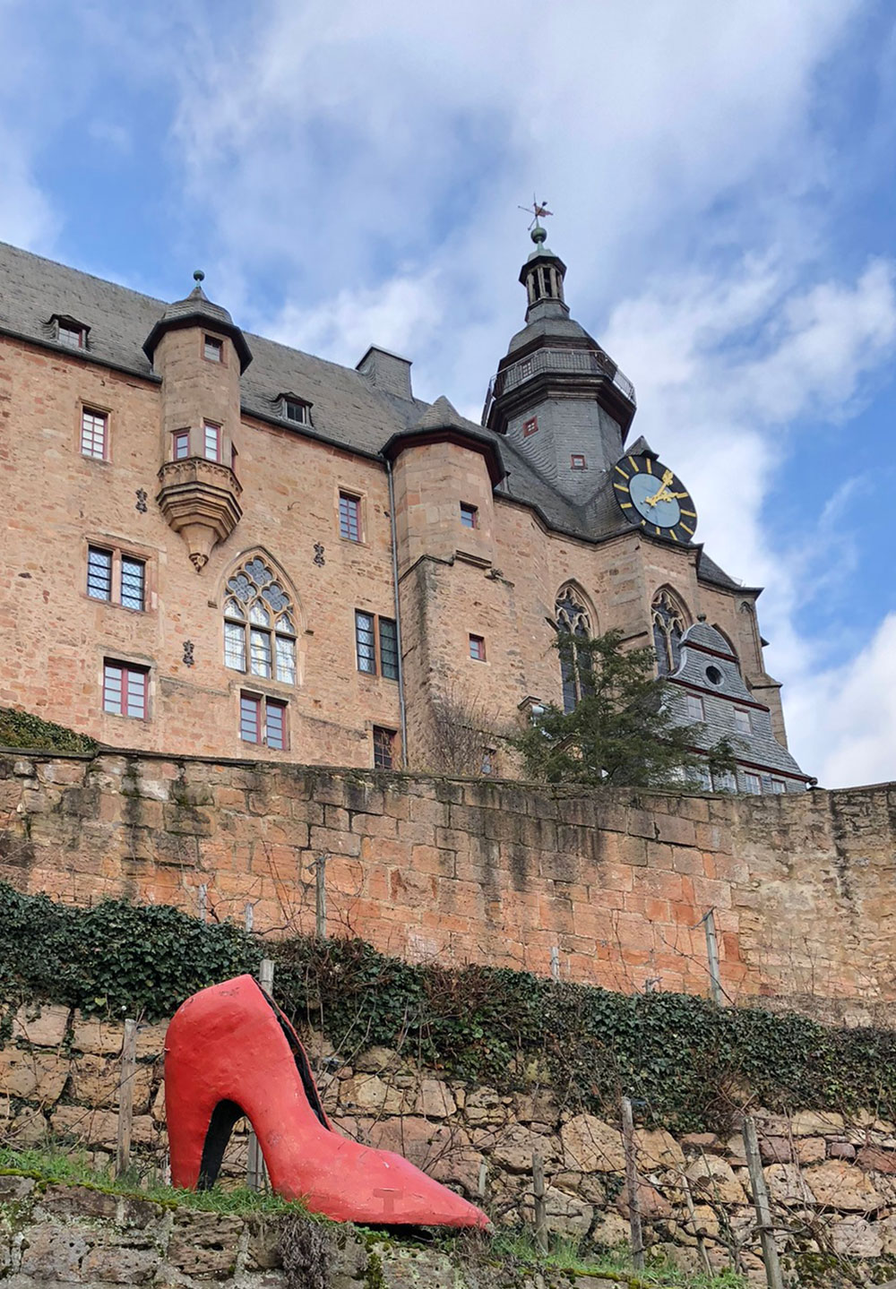 roter Aschenputtelschuh auf dem Grimm-Dich-Pfad vor dem Landgrafenschloss