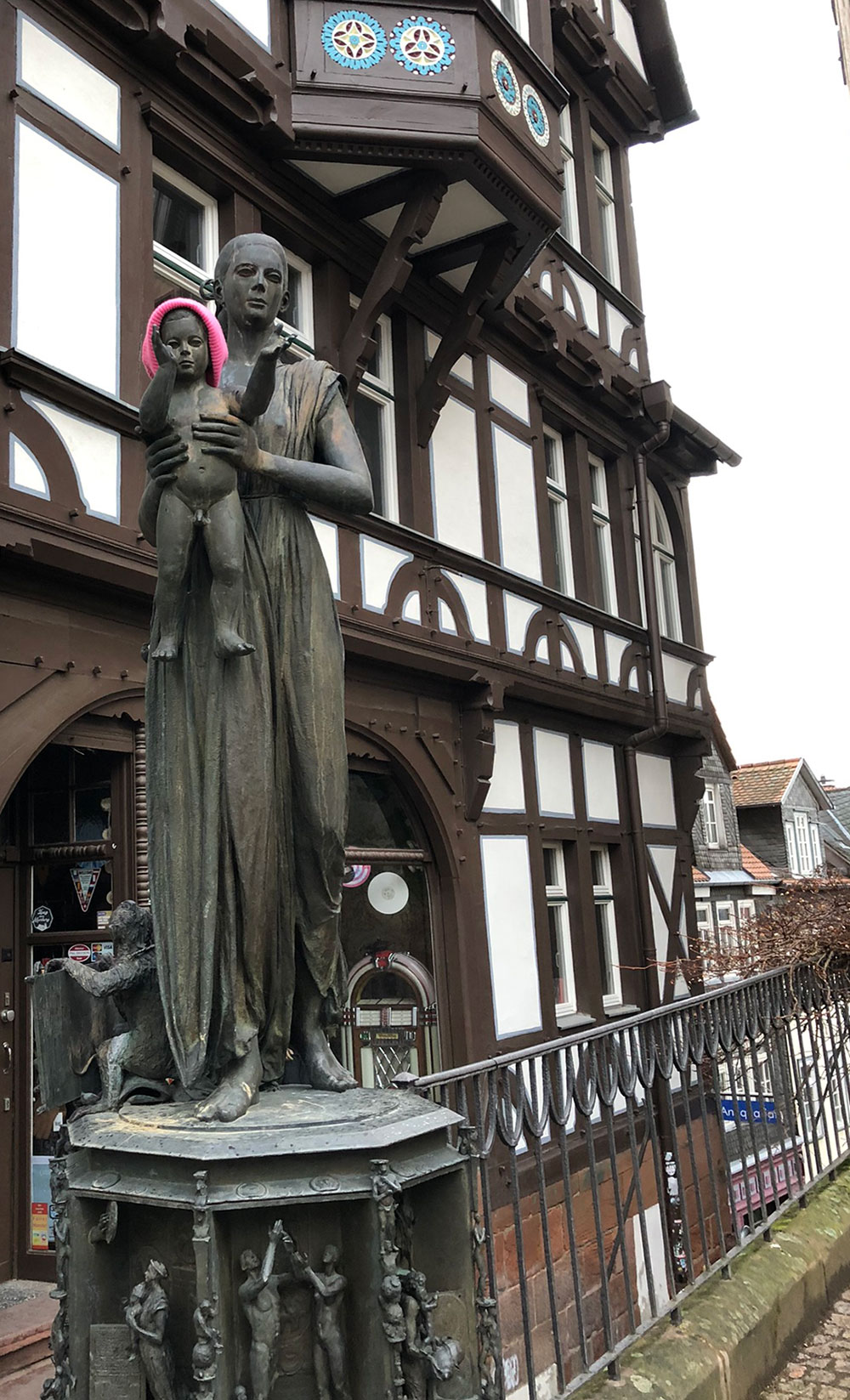 Skulptur "Sophie von Brabant mit Sohn" von Ivan Theimer - mit aufgesetzter pinker Wollmütze