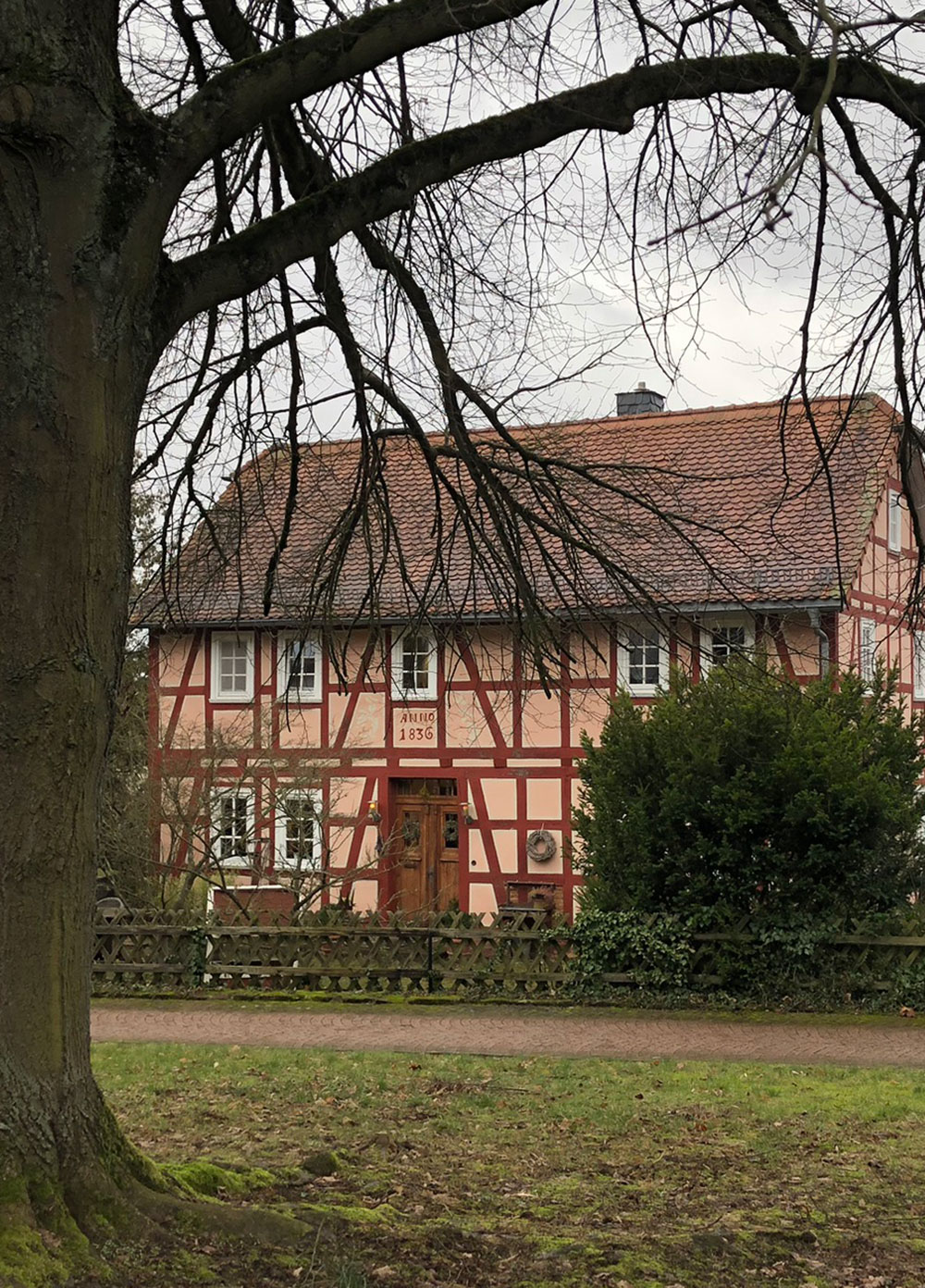 rosa Fachwerkhaus von 1836 in Wehrshausen
