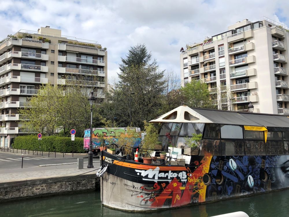 Marko 93 - großes Hausboot am Ufer des Canals Saint Martin