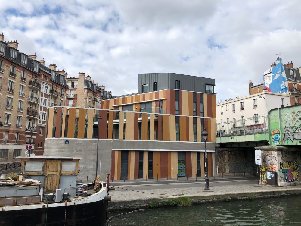Moderner Neubau am Ufer des Canals Saint Martin