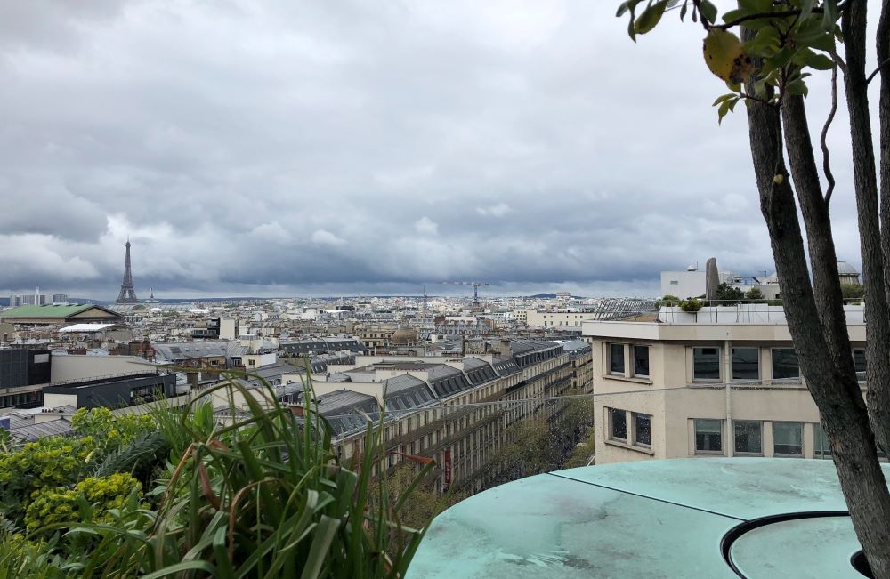 Blick auf Paris von der Dachterrasse des Lafayette Haussmann
