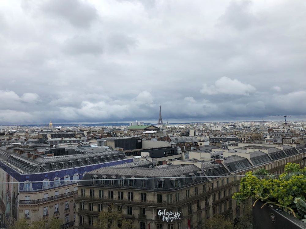 Blick auf den Eiffelturm von der Dachterrasse des Lafayette Haussmann