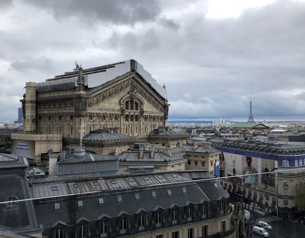 Blick auf die Opéra Garnier von der Dachterrasse des Lafayette Haussmann
