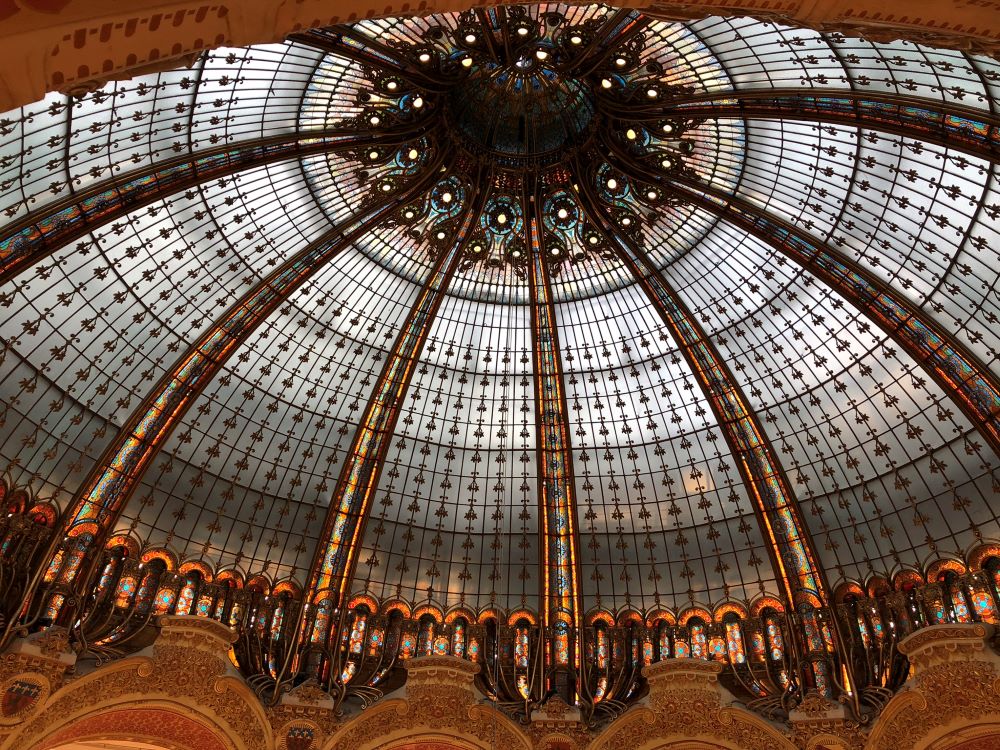 Jugendstil-Glaskuppel im Pariser Kaufhaus Lafayette Haussmann 