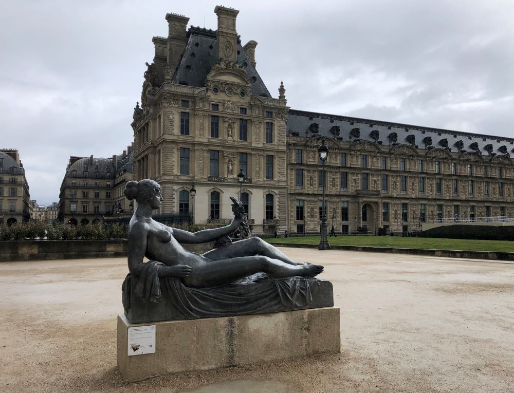 Liegende Frauenbronze vom Bildhauer Aristide Maillol aus dem Jahr 1925 im Jardin du Carrousel
 vor dem Louvre. 