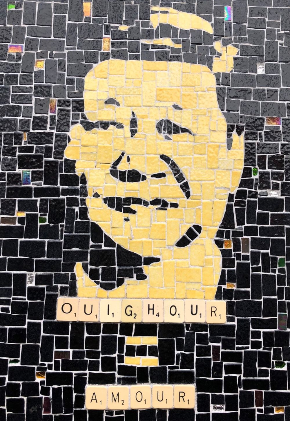 OUIGHOUR AMOUR - schwarz gelbes Mosaik mit einem chinesischen Uigur des Künstlers k.Bal an einer Hauswand im Pariser Quartier La Rochette