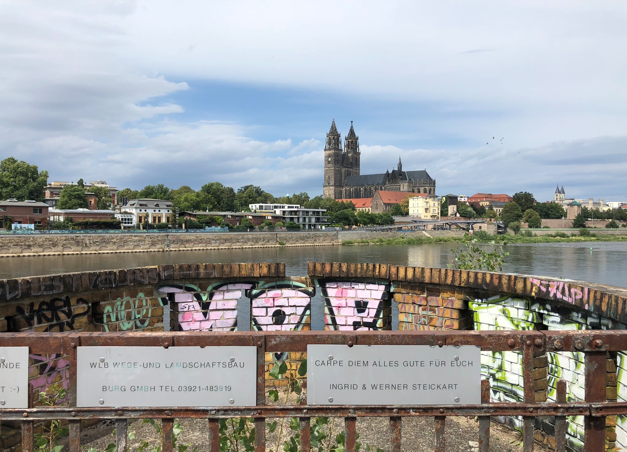 Blick von der Hubbrücke auf Dom und Elbe 