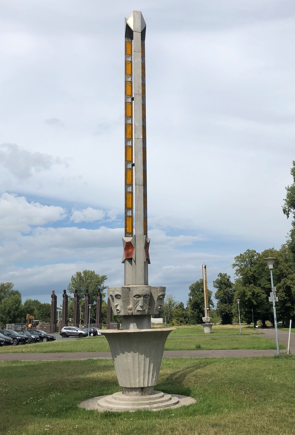 DDR-Lampensäulen vor dem Pferdetor neben der Stadthalle im Stadtpark Rotehorn