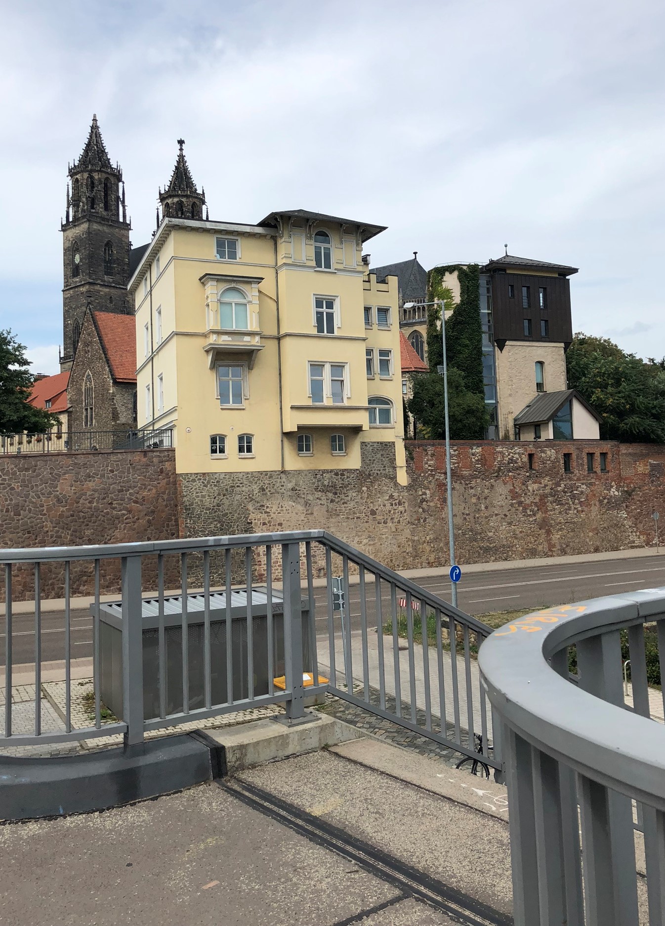 Blick auf den Magdeburger Dom vom Fürstenwallsteg 