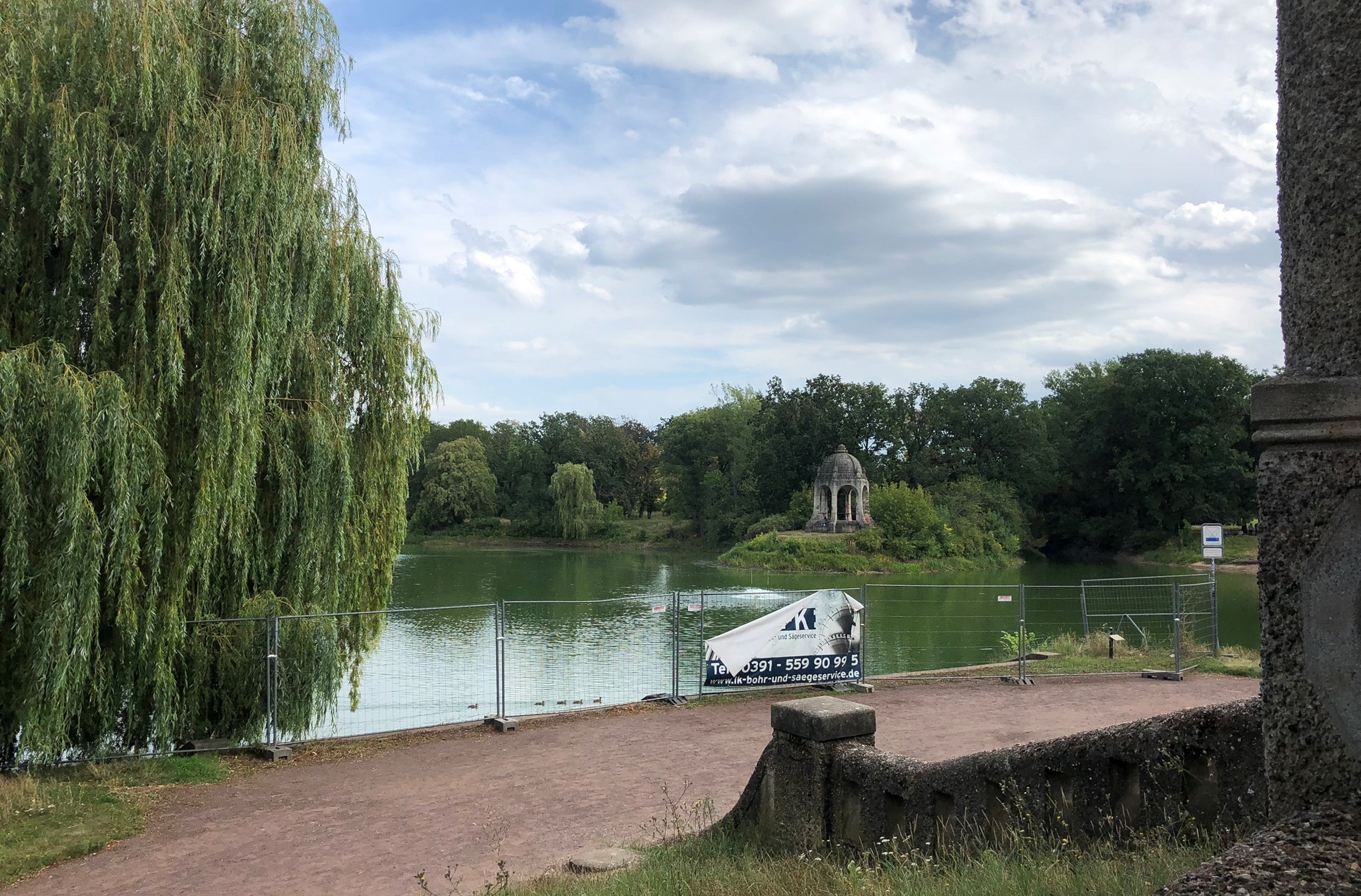 Blick auf den Adolf-Mittag-See im Rotehornpark in Magdeburg