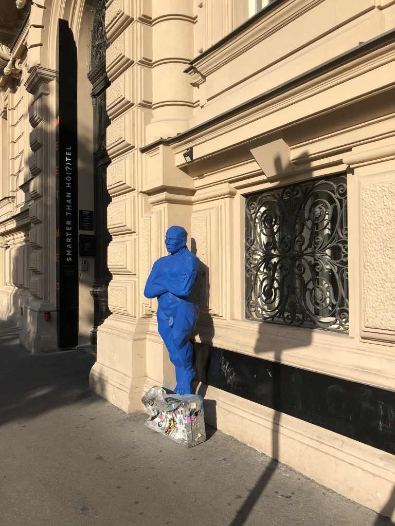 Skulptur Blauer Mann vor dem MeetMe23-Hotel am Prager Hauptbahnhof