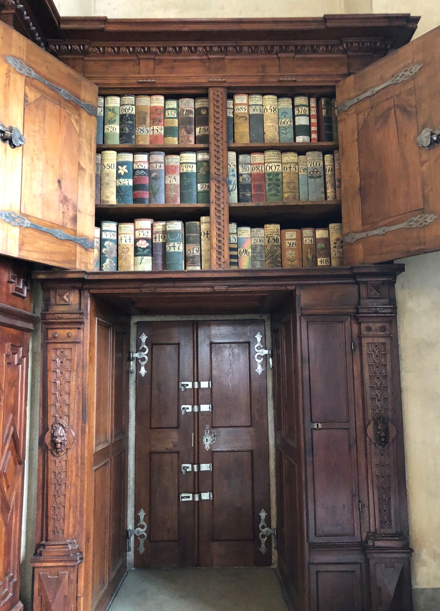 mittelalterlicher Bücherschrank in der Landrechtsstube im alten Königspalast der Prager Burg