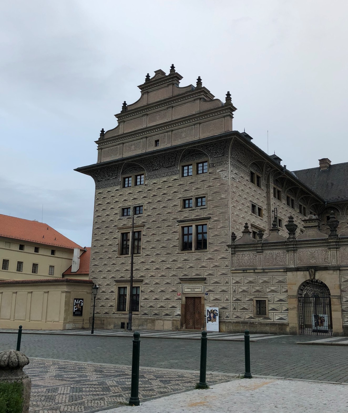 Das Schwarzenberg Palais auf dem Hradschiner Platz vor dem Tor der Prager Burg