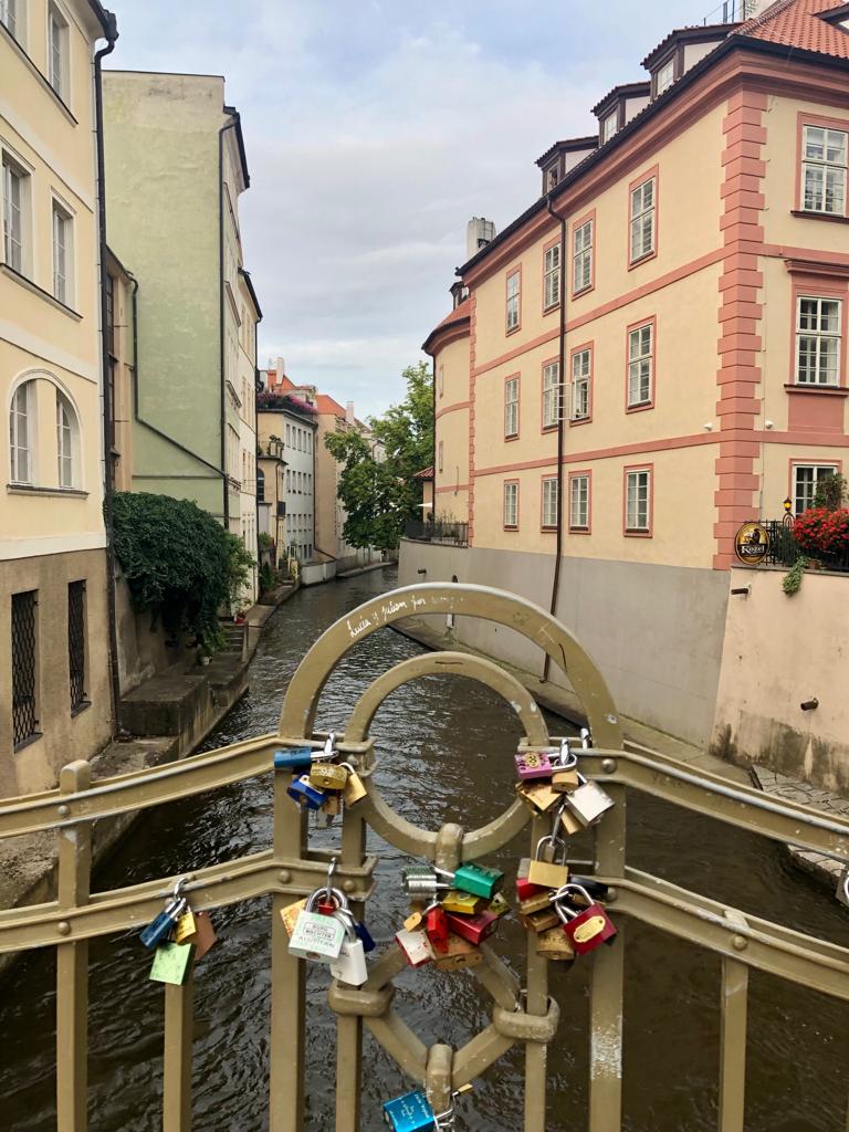 Liebesschlösser an einer Brücke über dem Čertovka Kanal in Prag