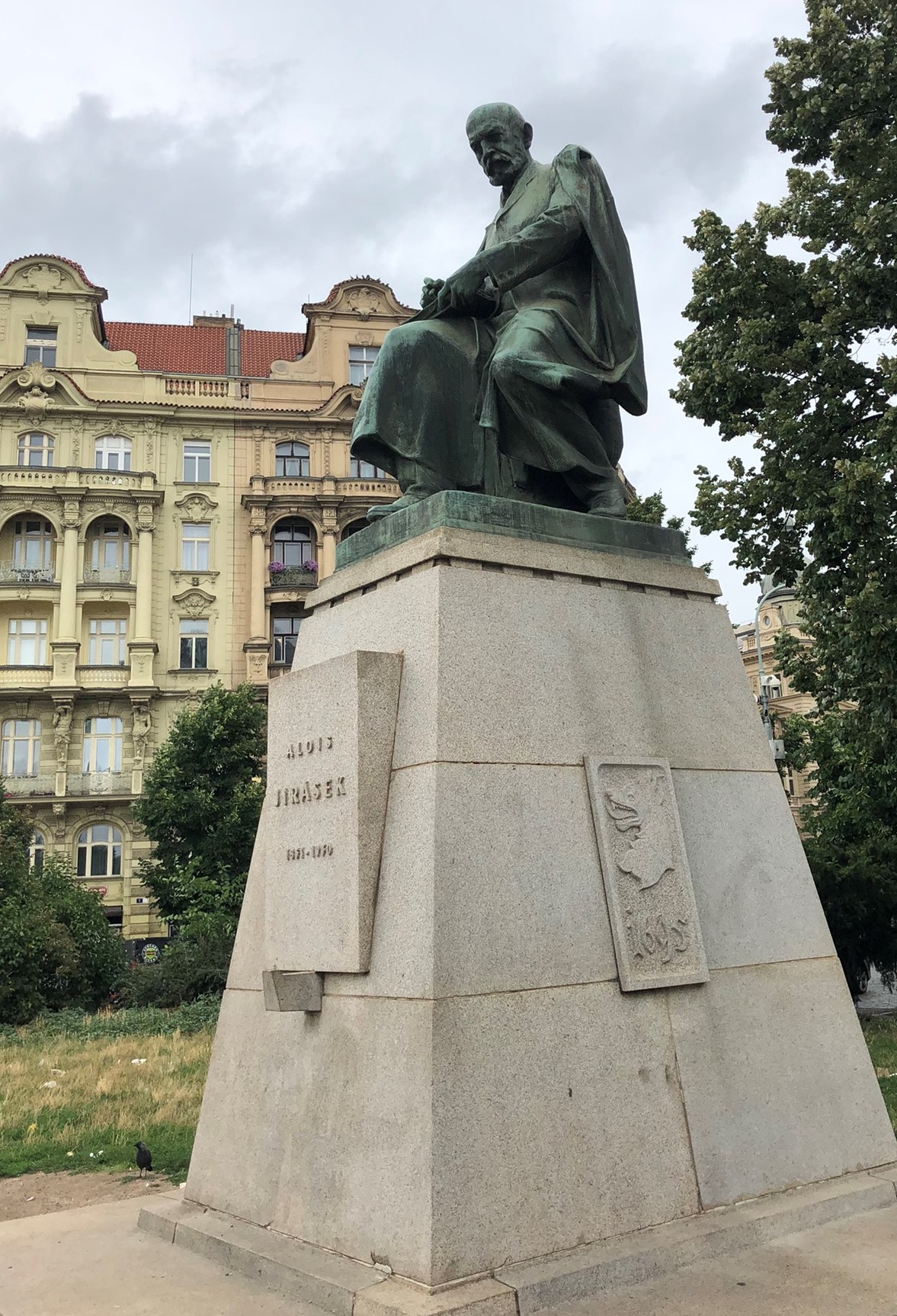 Alois-Jirásek-Denkmal auf dem Jirásek-Platz am Prager Moldauufer - vom Bildhauer Karel Pokorný und dem Architekt Jaroslav Fragner