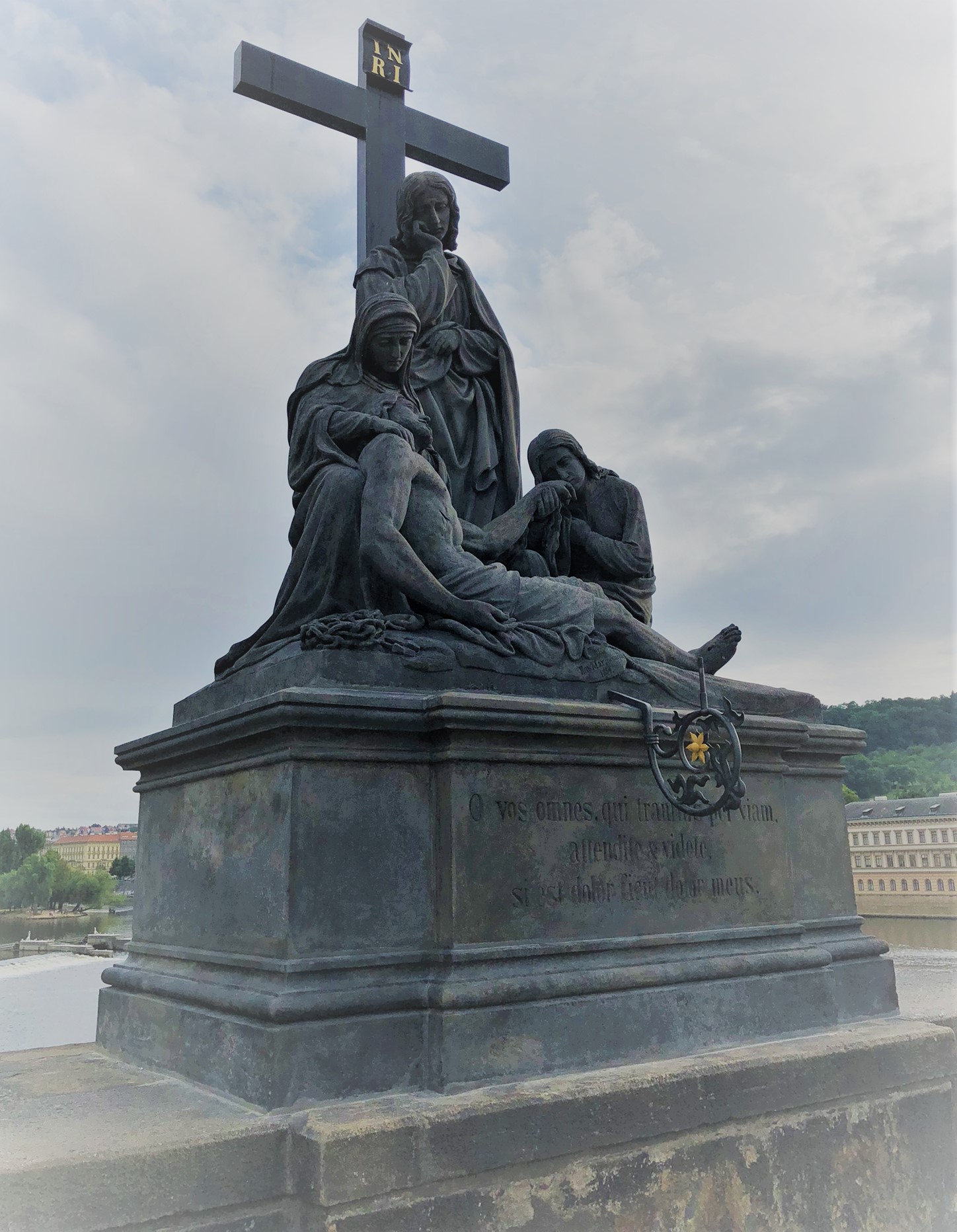 Pieta-Statue des Bildhauers Emanuel Max von Wachstein auf der Karlsbrücke in Prag: Maria mit dem Leichnam des vom Kreuz abgenommenen Jesus
