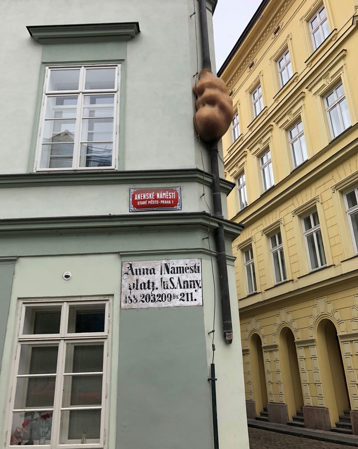 Skulptur Embryo von David Cerny an einer Regenrinne am Anenské Platz in der Prager Altstadt 