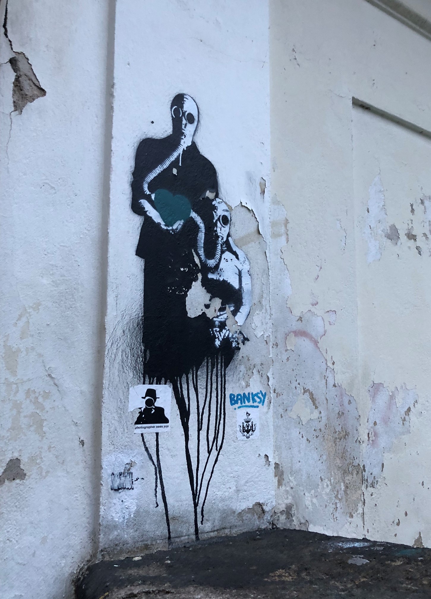 Graffiti "Mann mit Gasmaske" an einer Hauswand in Prag