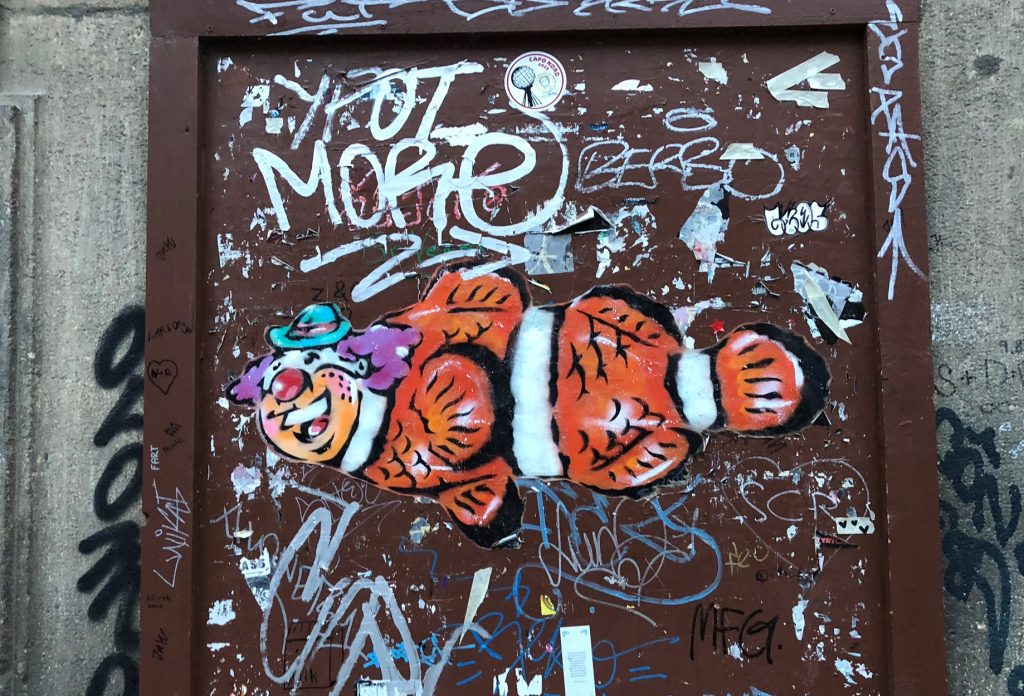 Nemo Graffiti an einer Metalltür am Schlossstieg der Prager Burg