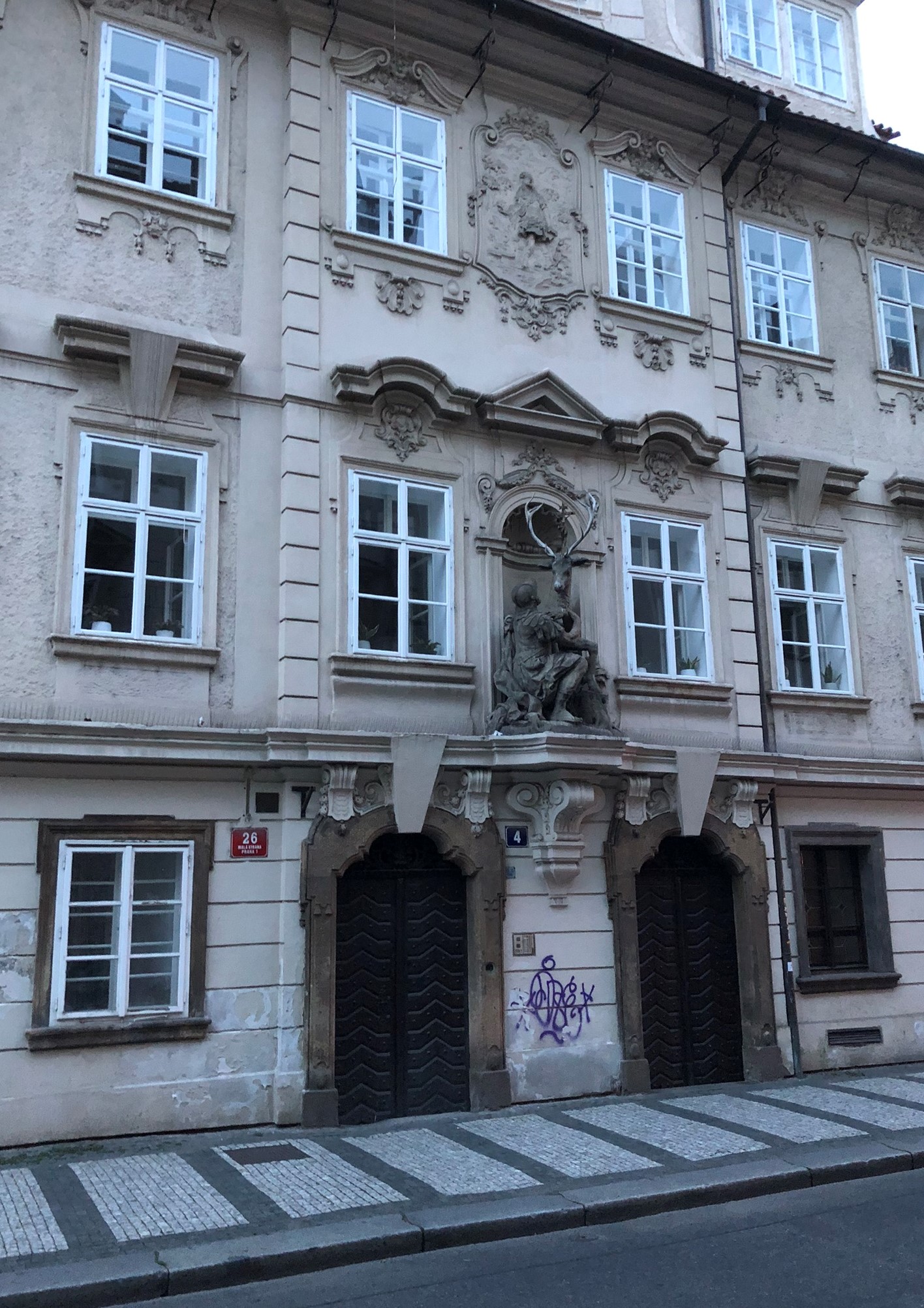 Bürgerhaus Zum goldenen Hirschen mit einer Skulptur von Ferdinand Maxmilián Brokoff im Prager Stadtviertel Kleinseite