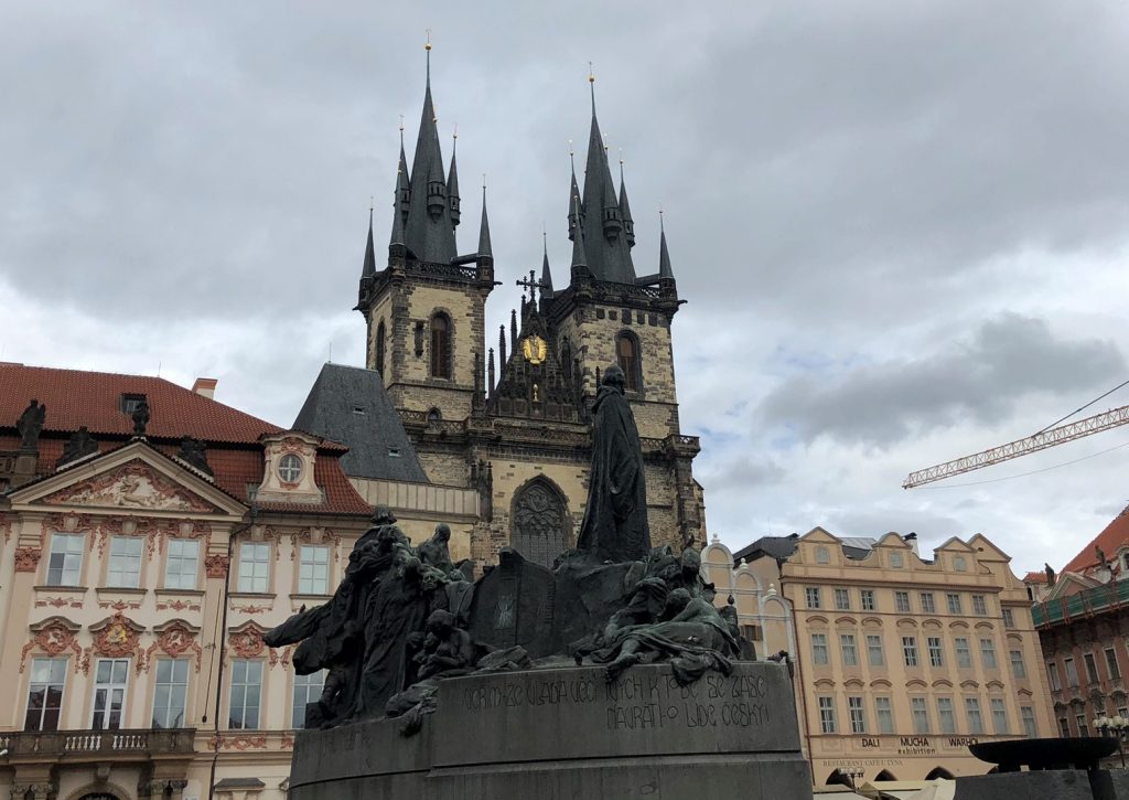 Jan-Hus-Denkmal des Bildhauers Ladislav Šaloun auf dem Altstädter Ring in Prag