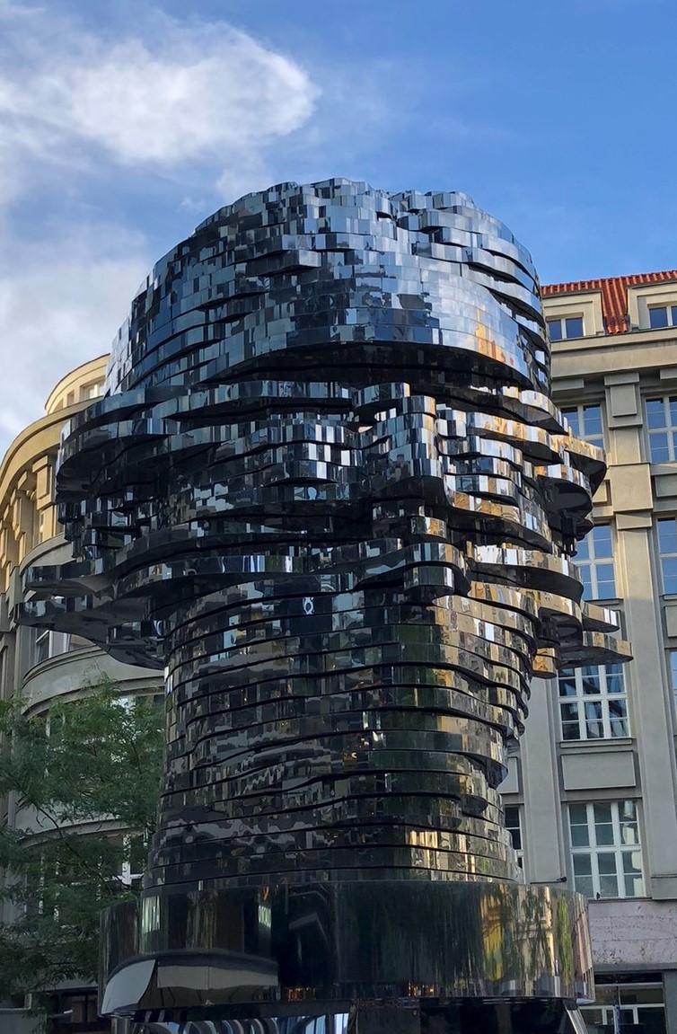 Franz-Kafka-Kopf - eine bewegliche Skulptur des Künstlers David Černý