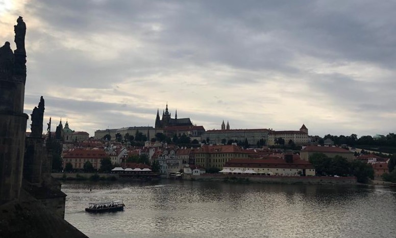 Ausblick von der Karlsbrücke auf die Prager Burg