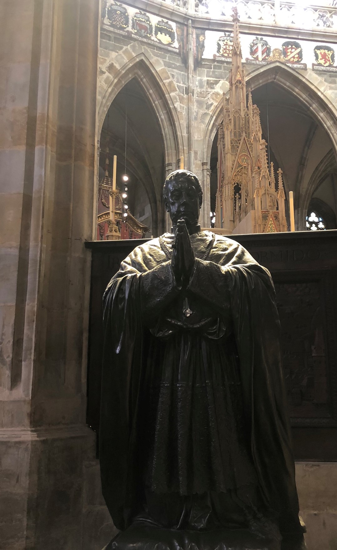 Statue des Erzbischofs Bedřich Friedrich Schwarzenberg im Prager Veitsdom