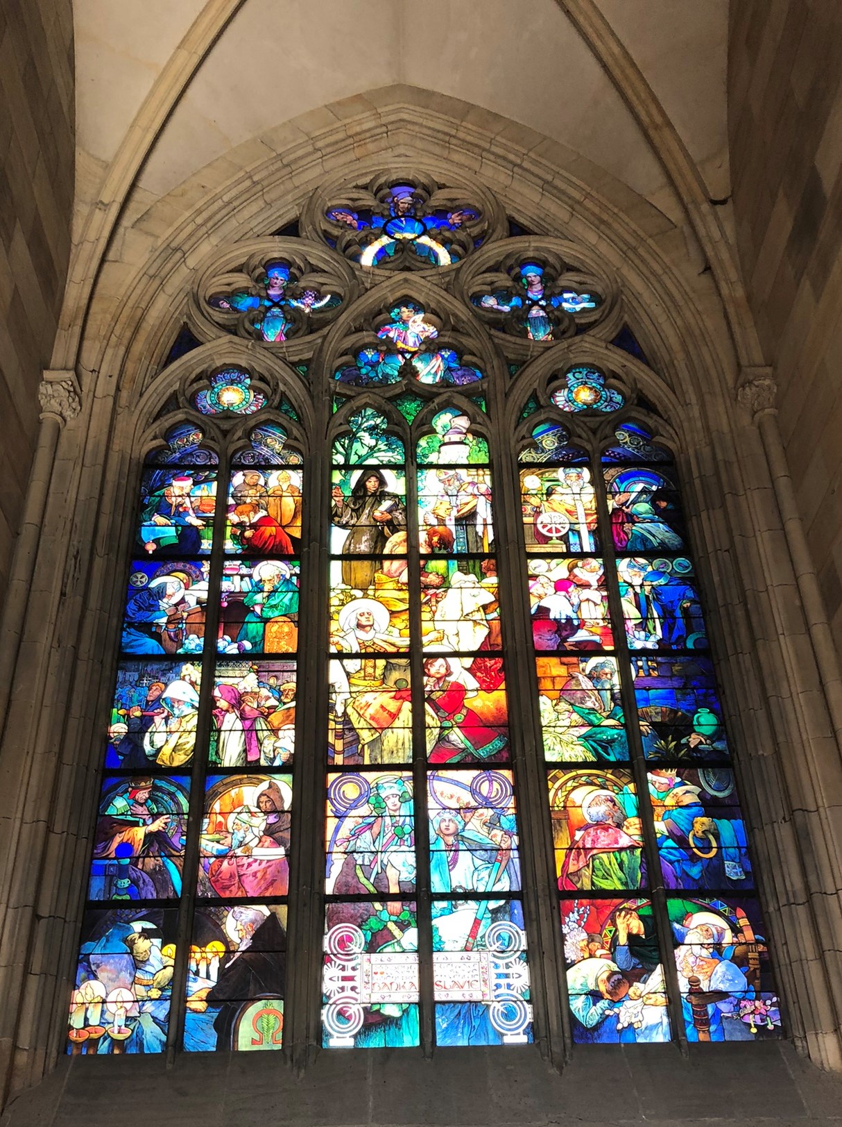 Buntes Glasfenster im Veitsdom von Alfons Mucha 