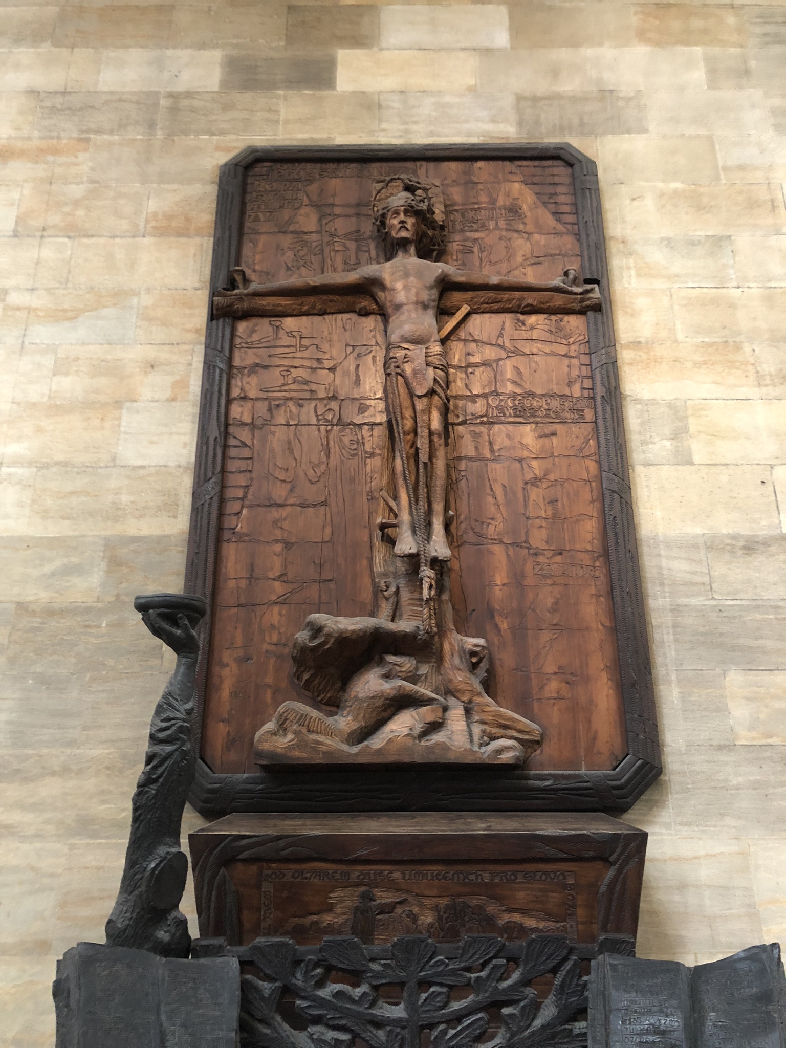 geschnitzte Christus-Holz Skulptur von Frantisek Bílek im Prager Veitsdom