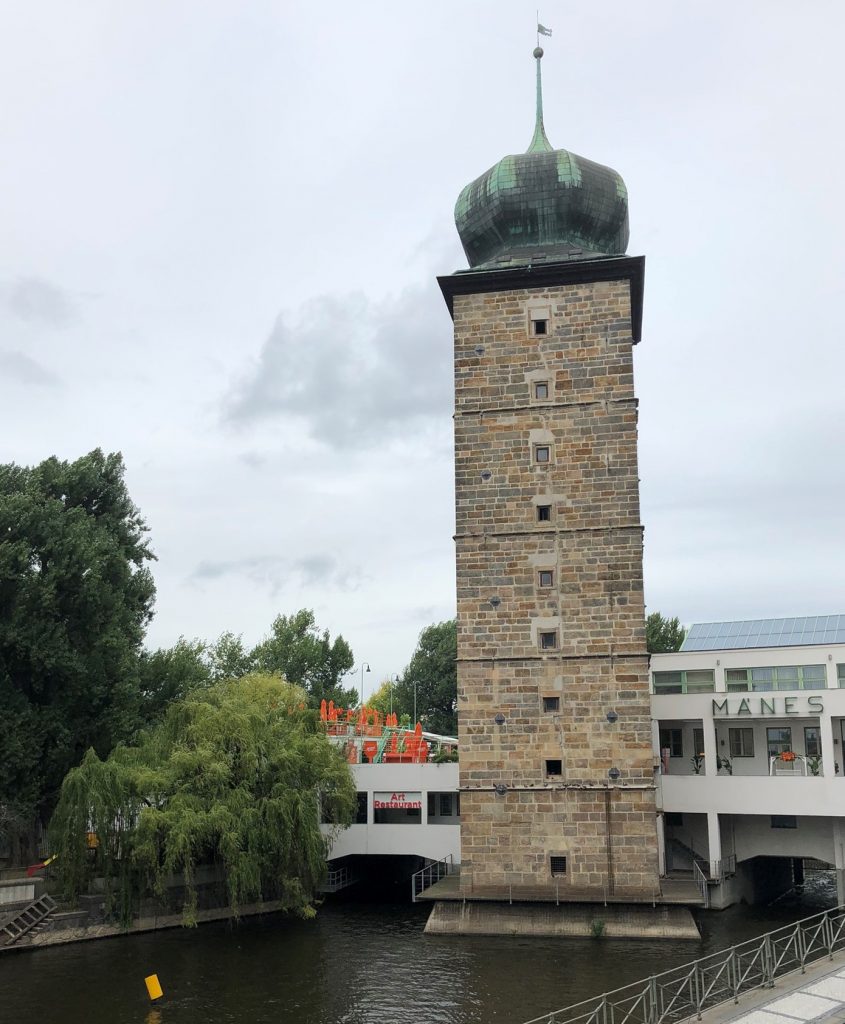 Turm der Kunstgalerie Mänes am Moldauufer in Prag