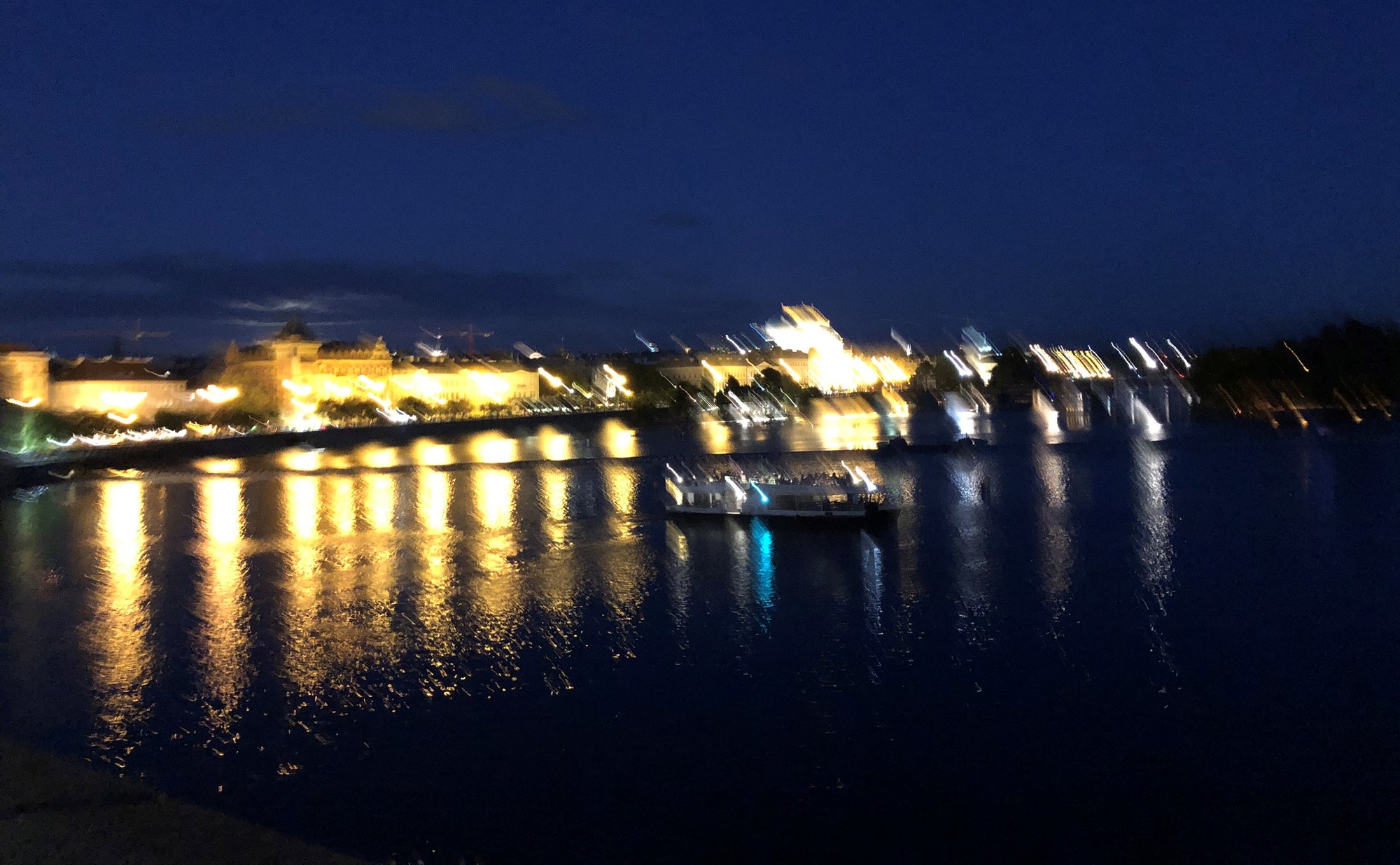 Schiff vor der Prager Karlsbrücke bei Nacht