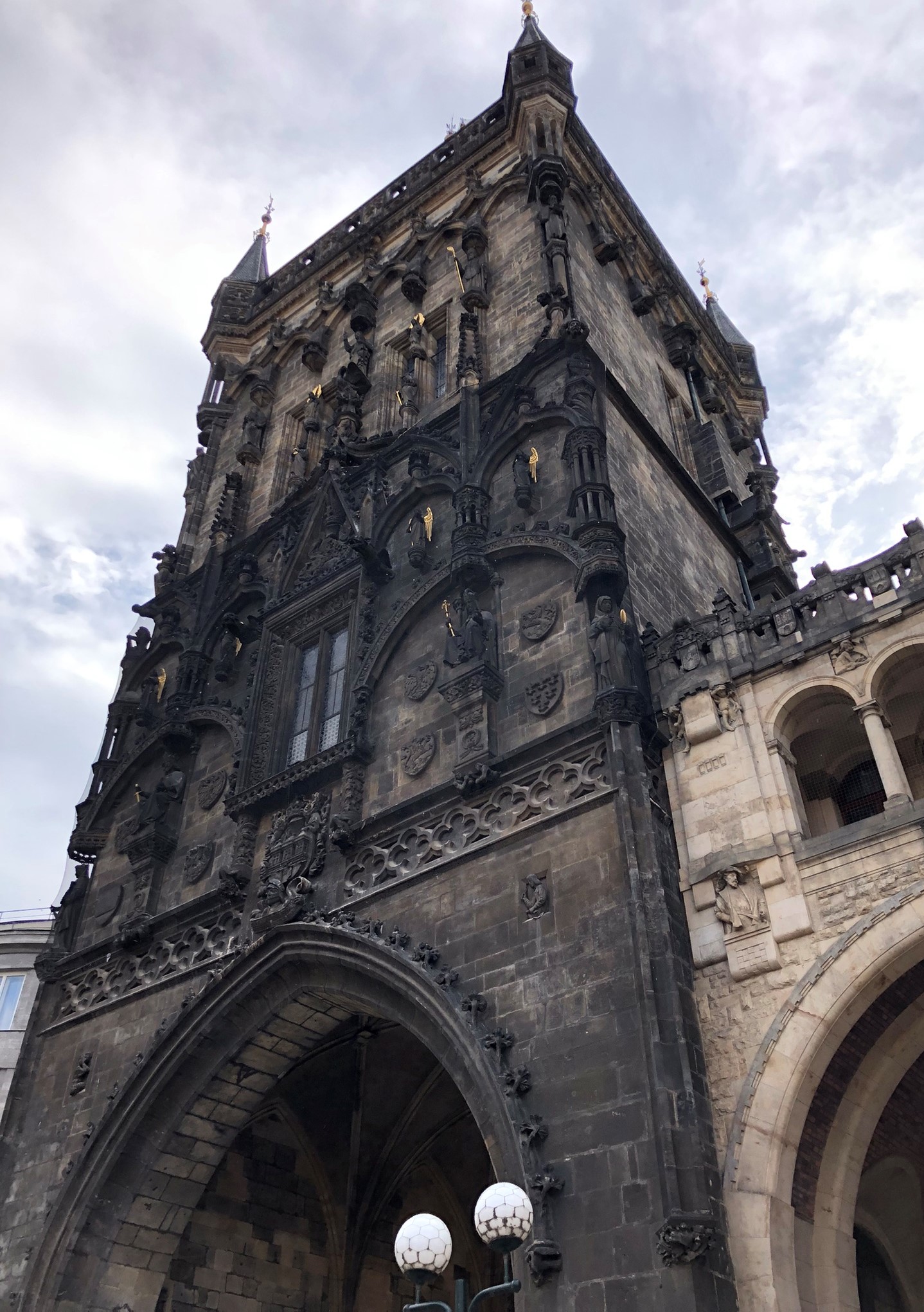 Der Pulverturm am Platz der Republik in Prag