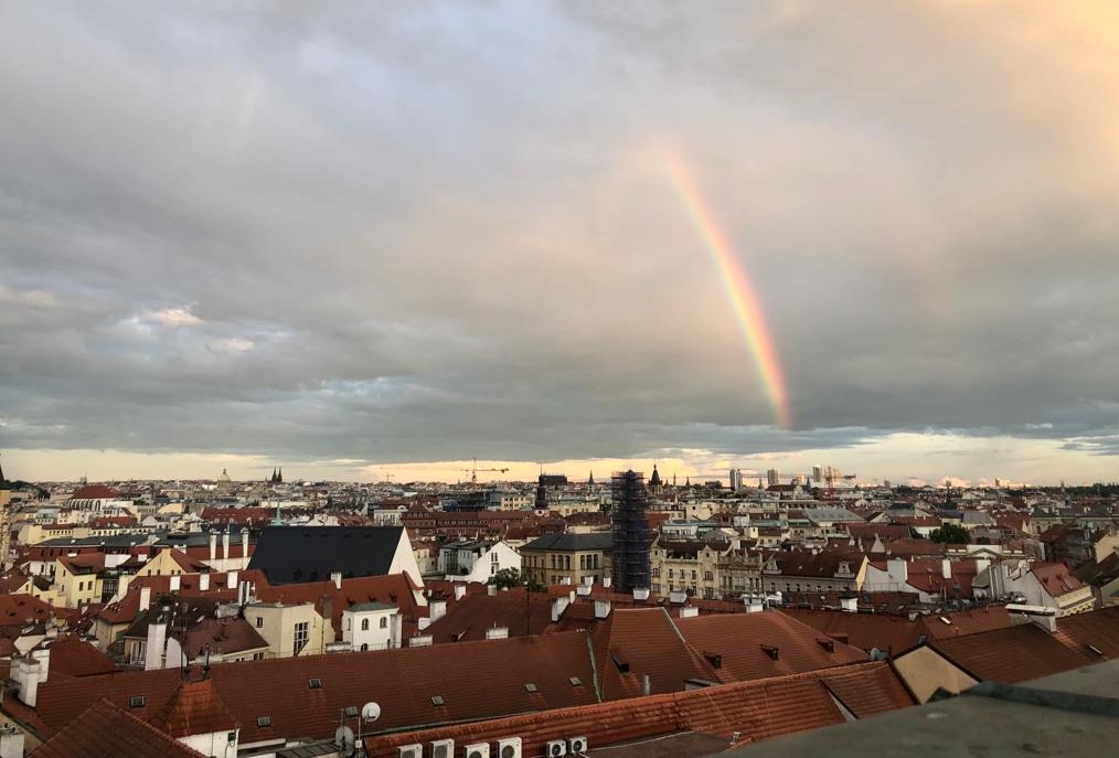 Sonnenuntergang mit Regenbogen über Prag