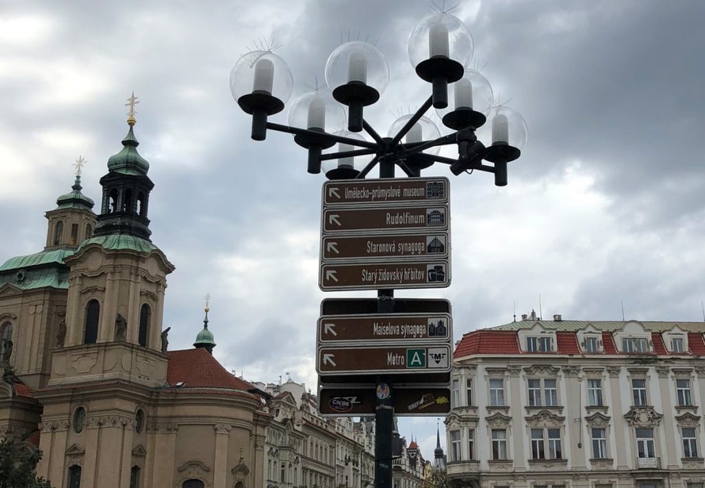 Straßenlaterne mit Hinweisschildern auf dem Altstädter Ring in Prag