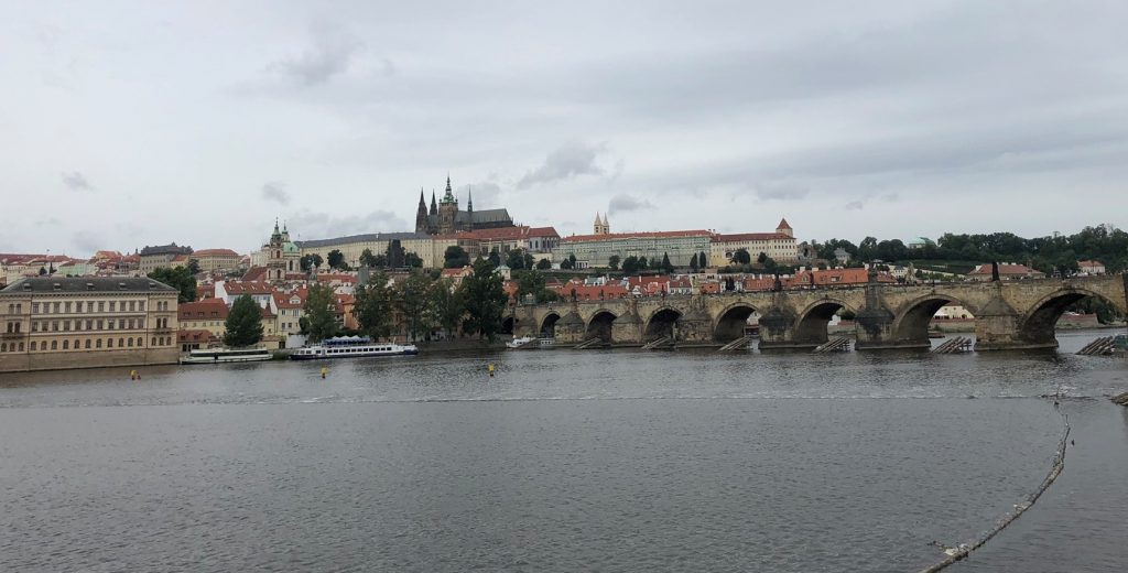 Blick auf die Karlsbrücke in Prag