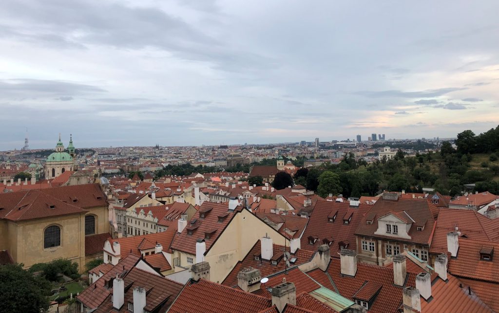 Blick vom Prager Burgviertel über die Dächer der Stadt