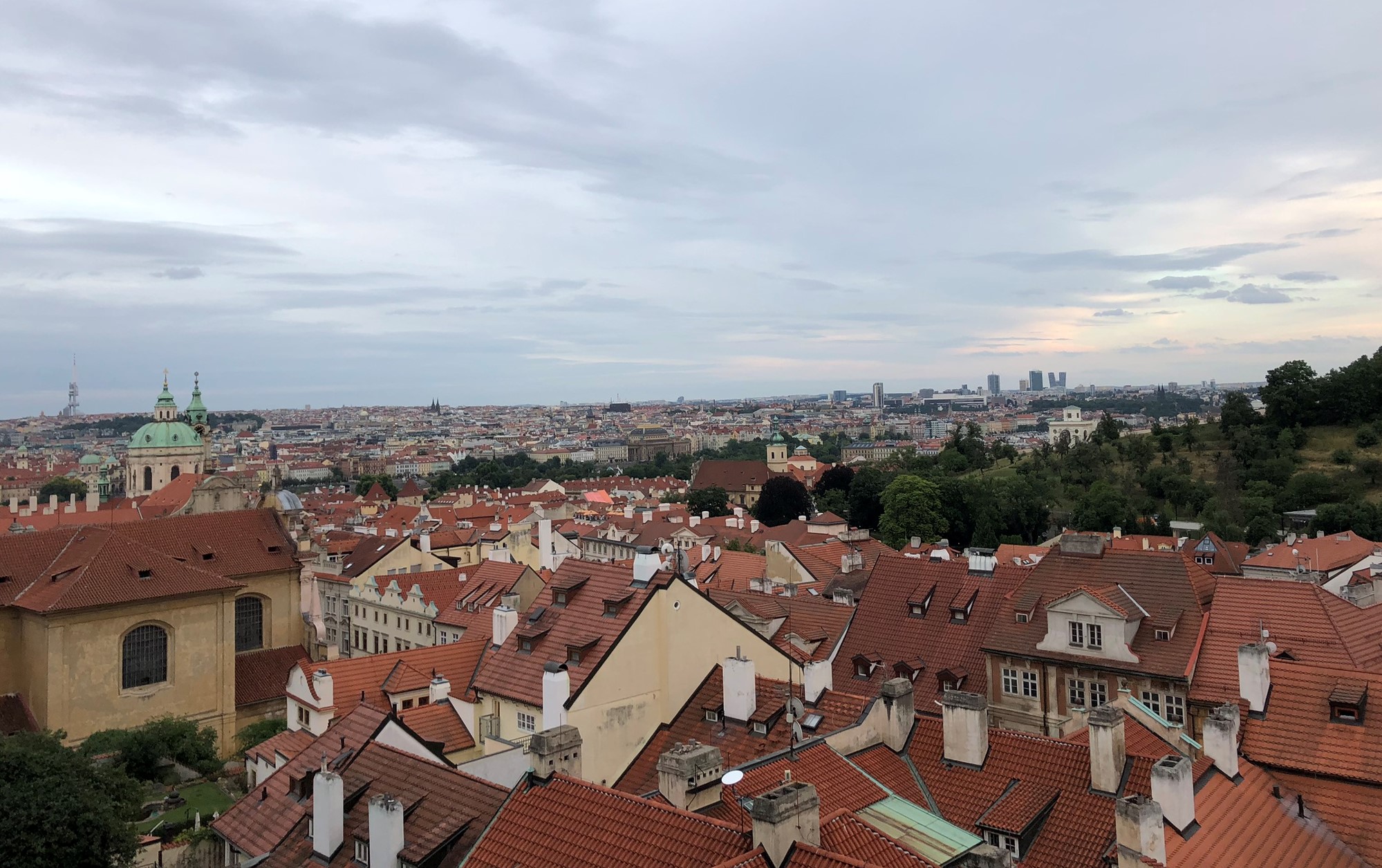 Blick vom Prager Burghügel über die Dächer der Stadt
