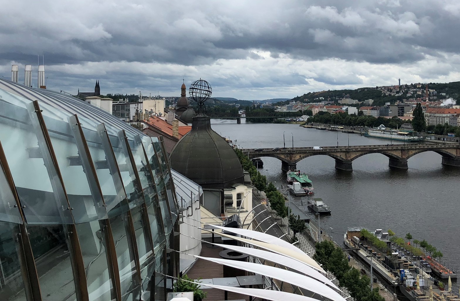 Blick von der Dachterrasse des tanzenden Hauses auf Prag und die Moldau
