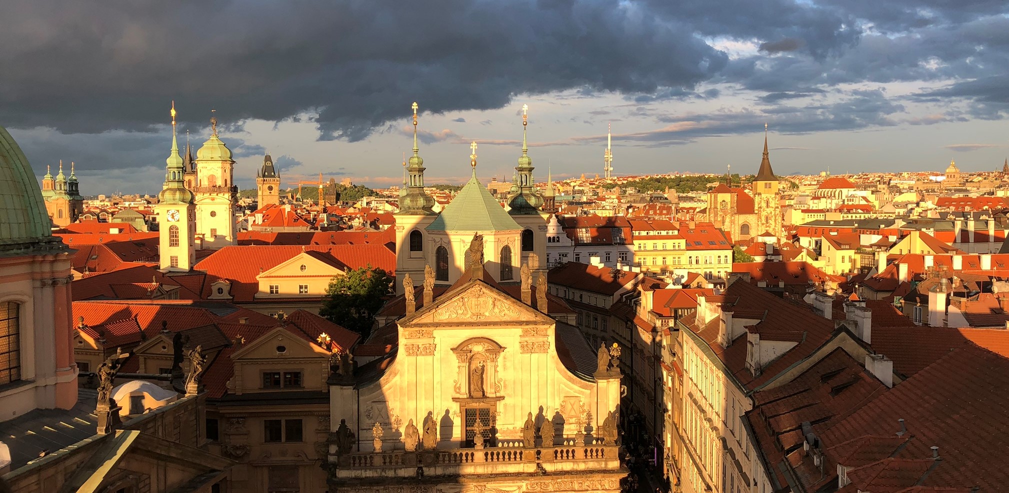 Blick über Prag von einem Brückenturm der Karlsbrücke