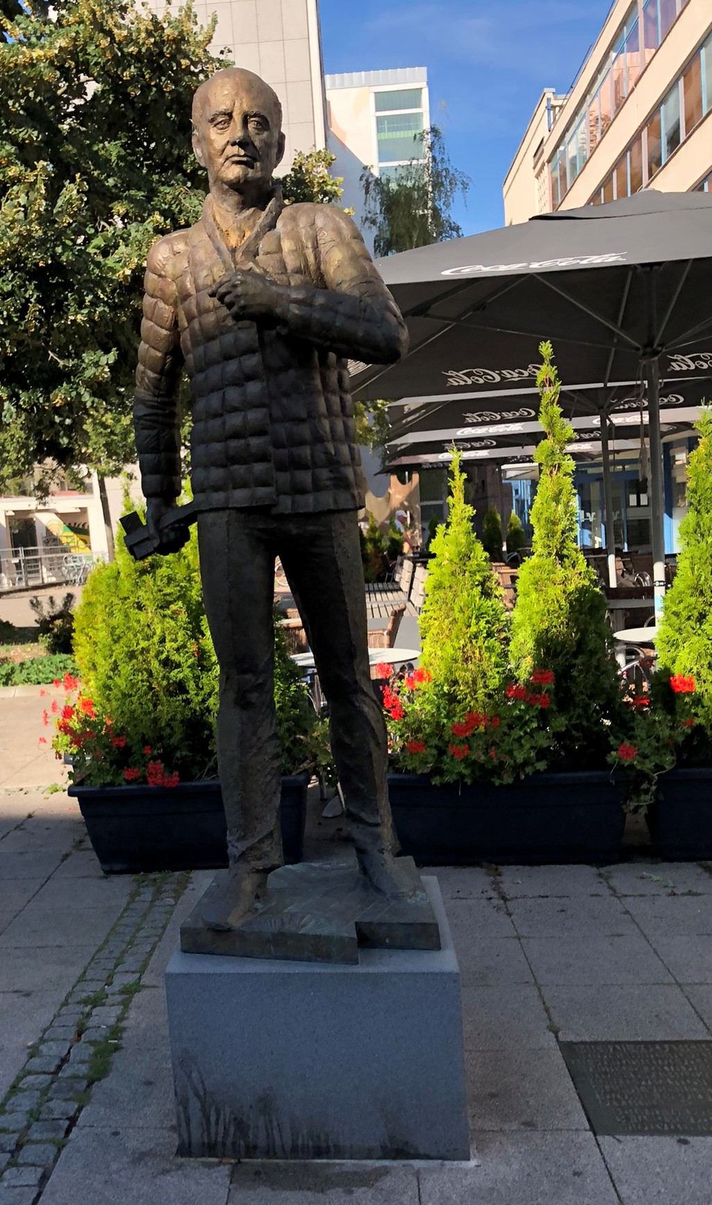 Das  Gorbatschow-Denkmal von dem Bildhauer Bernd Göbel  auf dem Platz der Deutschen Einheit in Dessau