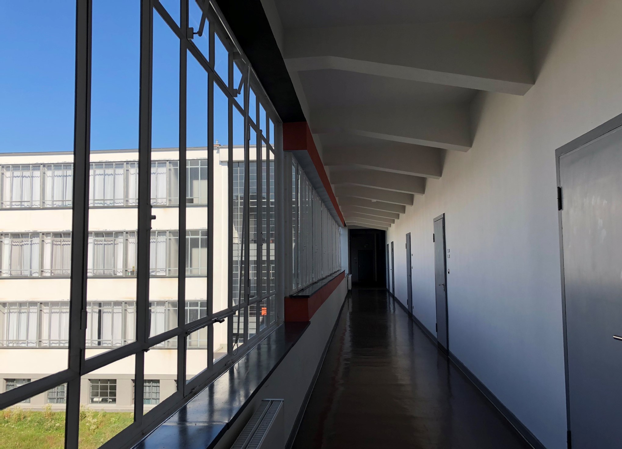 Fensterfront im Flur im Bauhausgebäude in Dessau